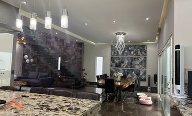 Residencia en Venta en Lagos del Vergel 3 Niveles Alberca Paneles Monterrey, N. L.