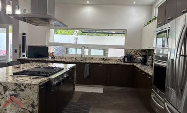 Residencia en Venta en Lagos del Vergel 3 Niveles Alberca Paneles Monterrey, N. L.