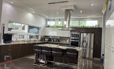 Residencia en Venta en Lagos del Vergel 3 Niveles Alberca Paneles Monterrey, N. L.