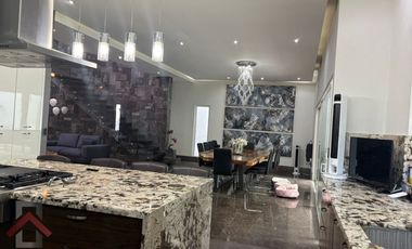 Residencia en Venta en Lagos del Vergel 3 Niveles Alberca Paneles Monterrey, N. L.