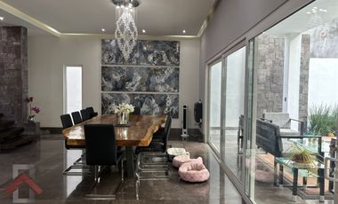 Residencia en Venta en Lagos del Vergel 3 Niveles Alberca Paneles Monterrey, N. L.