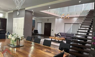 Residencia en Venta en Lagos del Vergel 3 Niveles Alberca Paneles Monterrey, N. L.