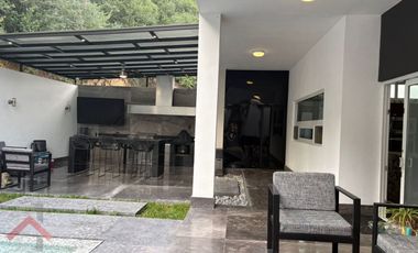 Residencia en Venta en Lagos del Vergel 3 Niveles Alberca Paneles Monterrey, N. L.