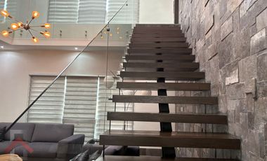 Residencia en Venta en Lagos del Vergel 3 Niveles Alberca Paneles Monterrey, N. L.