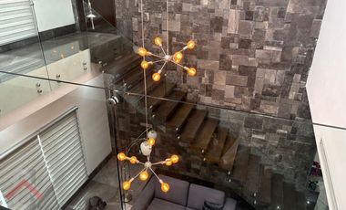 Residencia en Venta en Lagos del Vergel 3 Niveles Alberca Paneles Monterrey, N. L.