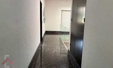 Residencia en Venta en Lagos del Vergel 3 Niveles Alberca Paneles Monterrey, N. L.