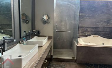 Residencia en Venta en Lagos del Vergel 3 Niveles Alberca Paneles Monterrey, N. L.