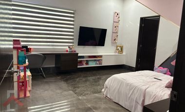 Residencia en Venta en Lagos del Vergel 3 Niveles Alberca Paneles Monterrey, N. L.