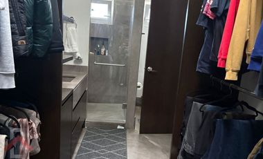 Residencia en Venta en Lagos del Vergel 3 Niveles Alberca Paneles Monterrey, N. L.