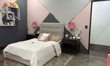 Residencia en Venta en Lagos del Vergel 3 Niveles Alberca Paneles Monterrey, N. L.