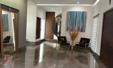 Residencia en Venta en Lagos del Vergel 3 Niveles Alberca Paneles Monterrey, N. L.