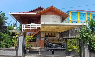 Dijual Rumah Cantik Etnik  2 Lt Halaman Luas Dekat Jogja Bay