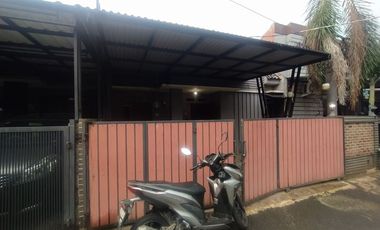 RUMAH DISEWAKAN TAHUNAN DALAM CLUSTER DI TANAH BARU DEPOK, DEKAT TOL KUKUSAN & STASIUN DEPOK BARU