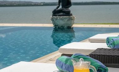 Freehold - A True Bali Bali Escape: Beachfront Villa with Rooftop Lounge & Tropical Charm, Tanjung Benoa, Nusa Dua, Bali