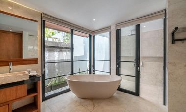 Freehold - A True Bali Bali Escape: Beachfront Villa with Rooftop Lounge & Tropical Charm, Tanjung Benoa, Nusa Dua, Bali