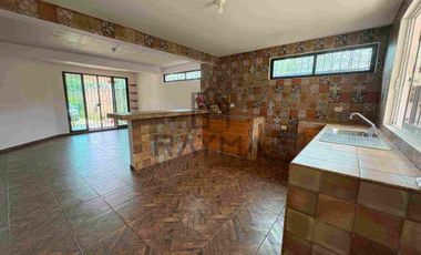 en venta casa amplia con recámara en planta baja