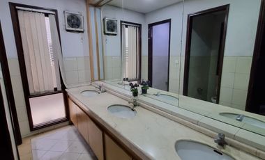 Gedung 3 lantai pinggir jalan raya dekat pintu tol Kebon Jeruk