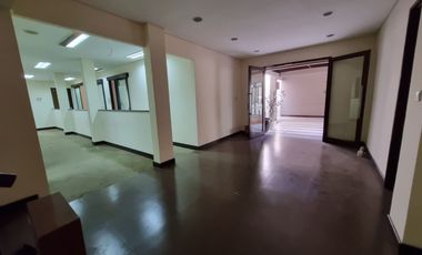 Gedung 3 lantai pinggir jalan raya dekat pintu tol Kebon Jeruk