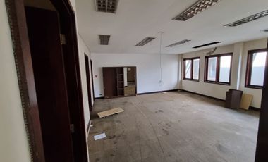 Gedung 3 lantai pinggir jalan raya dekat pintu tol Kebon Jeruk