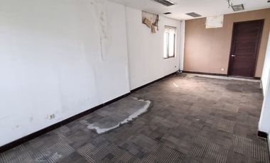 Gedung 3 lantai pinggir jalan raya dekat pintu tol Kebon Jeruk