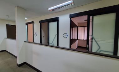 Gedung 3 lantai pinggir jalan raya dekat pintu tol Kebon Jeruk