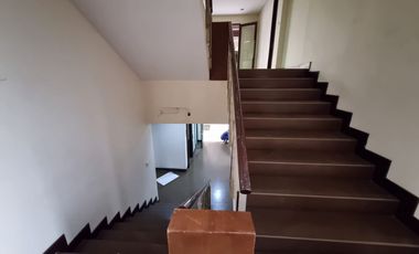 Gedung 3 lantai pinggir jalan raya dekat pintu tol Kebon Jeruk