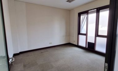 Gedung 3 lantai pinggir jalan raya dekat pintu tol Kebon Jeruk