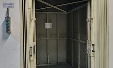 Gedung 3 lantai pinggir jalan raya dekat pintu tol Kebon Jeruk