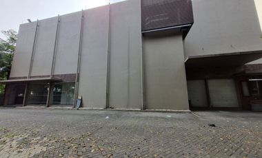 Gedung 3 lantai pinggir jalan raya dekat pintu tol Kebon Jeruk