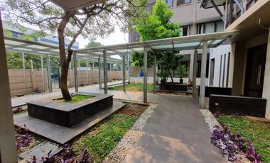 Gedung 3 lantai pinggir jalan raya dekat pintu tol Kebon Jeruk