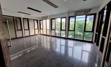 Gedung 3 lantai pinggir jalan raya dekat pintu tol Kebon Jeruk