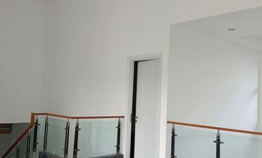 Rumah 2,5 lantai 6+2 kamar full furnish di Taman Telaga Golf