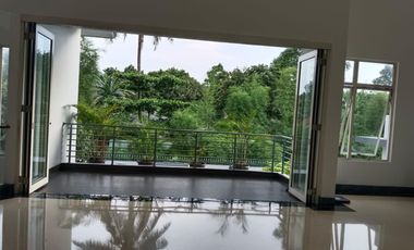 Rumah 2,5 lantai 6+2 kamar full furnish di Taman Telaga Golf