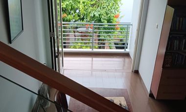 Rumah 2,5 lantai 6+2 kamar full furnish di Taman Telaga Golf