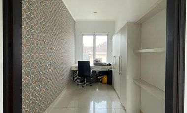 Rumah 2 lantai 4+1 kamar full furnish di Taman Telaga Golf