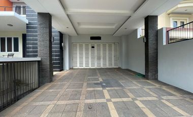 Rumah 2 lantai 4+1 kamar full furnish di Taman Telaga Golf