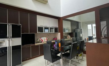 Rumah 2 lantai 4+1 kamar full furnish di Taman Telaga Golf