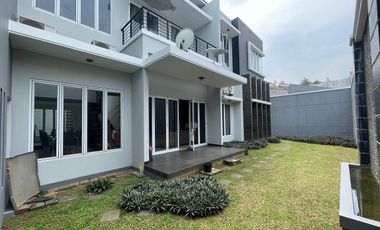 Rumah 2 lantai 4+1 kamar full furnish di Taman Telaga Golf