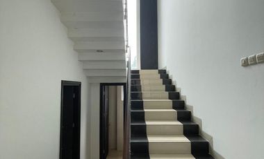 Rumah 2 lantai 4+1 kamar full furnish di Taman Telaga Golf