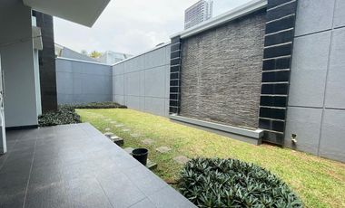 Rumah 2 lantai 4+1 kamar full furnish di Taman Telaga Golf