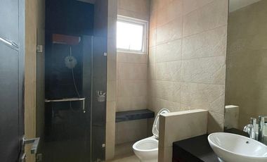 Rumah 2 lantai 4+1 kamar full furnish di Taman Telaga Golf