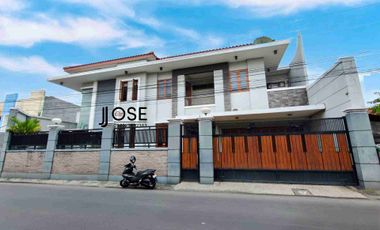 Rumah Mewah 2 lf Lux di Pinggir Jalan Raya di Baturan Colomadu dekat Pintu Tol Solo