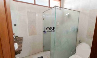 Rumah Mewah 2 lf Lux di Pinggir Jalan Raya di Baturan Colomadu dekat Pintu Tol Solo