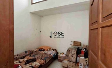 Rumah Mewah 2 lf Lux di Pinggir Jalan Raya di Baturan Colomadu dekat Pintu Tol Solo