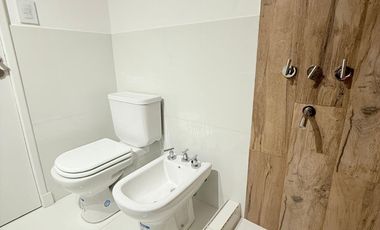 Dos ambientes con balcón saliente, centro. Mar del Plata.