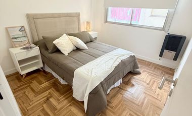 Dos ambientes con balcón saliente, centro. Mar del Plata.