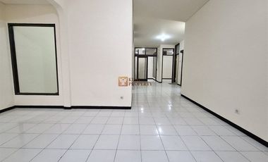 Strategis Sewa Rumah 2Lt. Baru Renovasi Akses ke Pintu Tol Kebon Jeruk, Dekat Mall Puri Indah, Central Park Rumah di Kebon Jeruk Baru