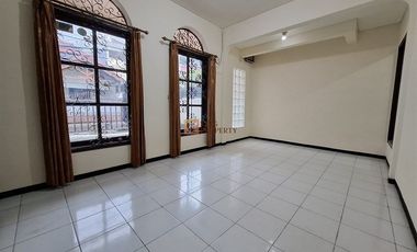 Strategis Sewa Rumah 2Lt. Baru Renovasi Akses ke Pintu Tol Kebon Jeruk, Dekat Mall Puri Indah, Central Park Rumah di Kebon Jeruk Baru