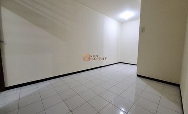 Strategis Sewa Rumah 2Lt. Baru Renovasi Akses ke Pintu Tol Kebon Jeruk, Dekat Mall Puri Indah, Central Park Rumah di Kebon Jeruk Baru