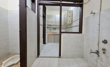 Strategis Sewa Rumah 2Lt. Baru Renovasi Akses ke Pintu Tol Kebon Jeruk, Dekat Mall Puri Indah, Central Park Rumah di Kebon Jeruk Baru